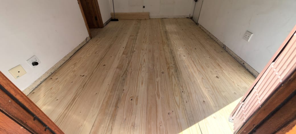 Light-tone laminate floor