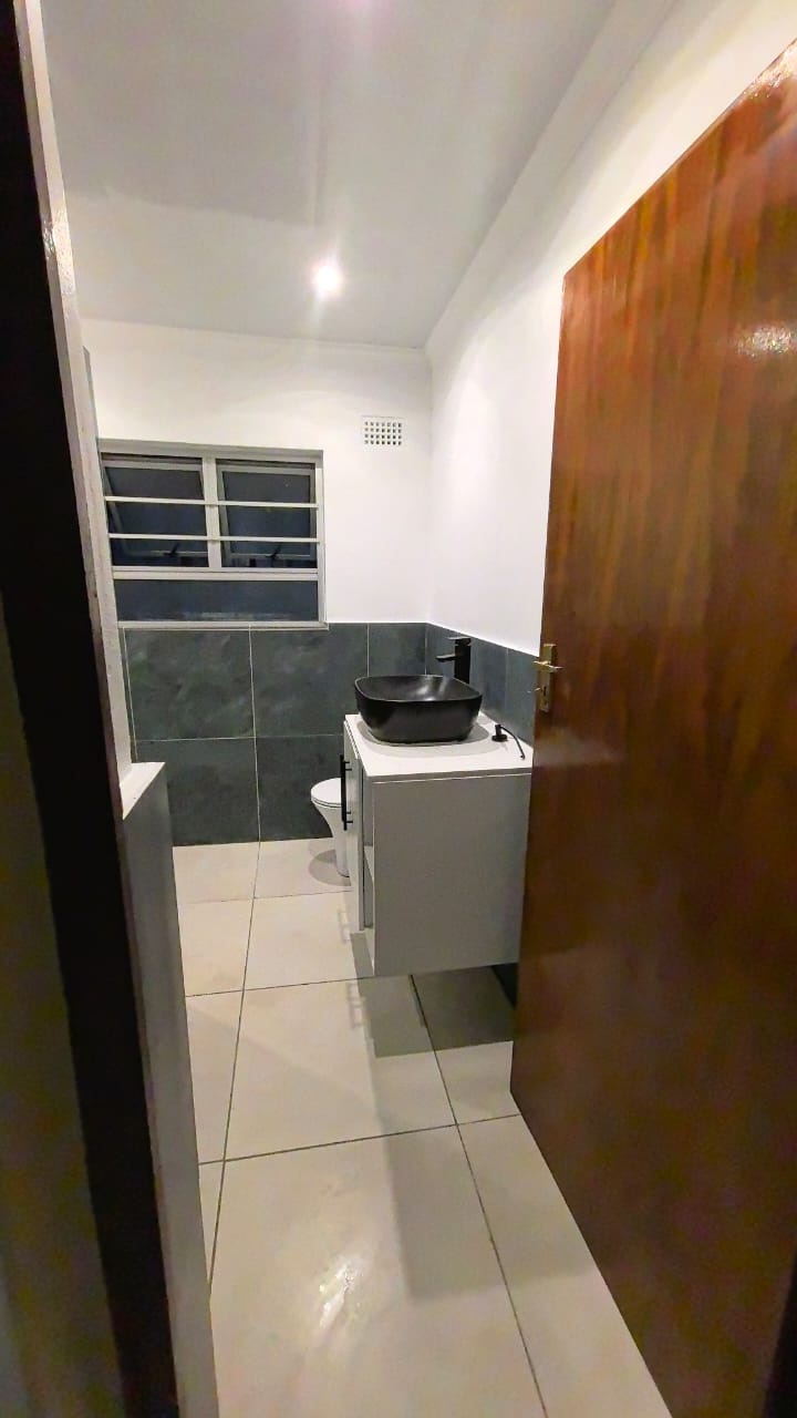 Modern vanity & toilet
