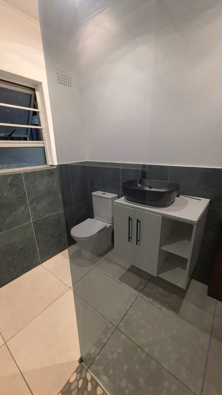 Toilet & vanity unit