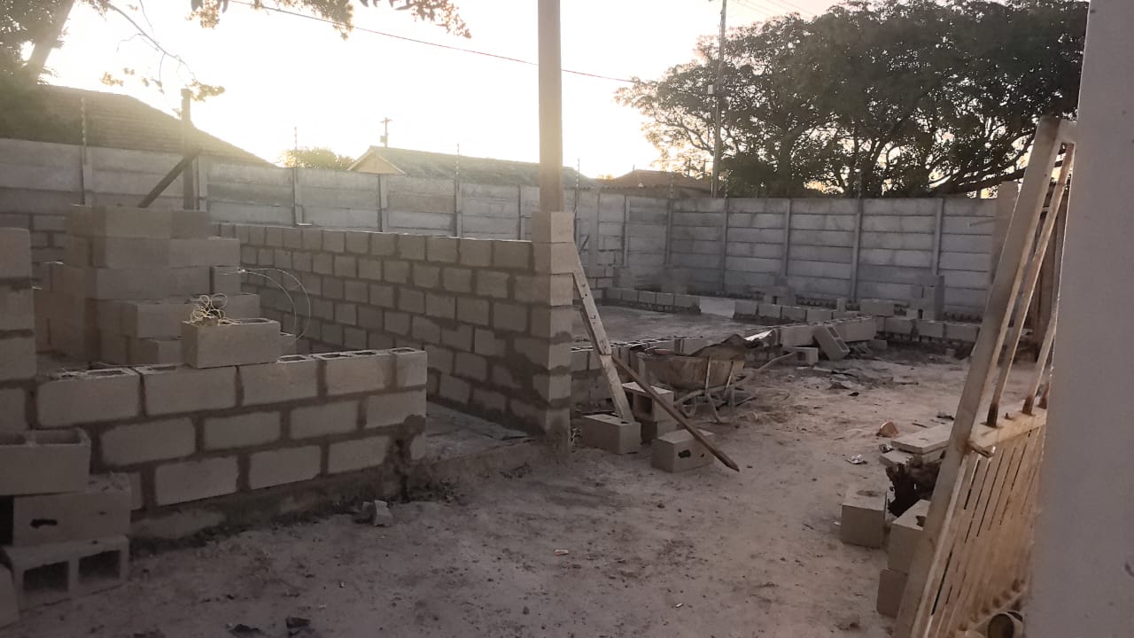 Block-laying boundary wall