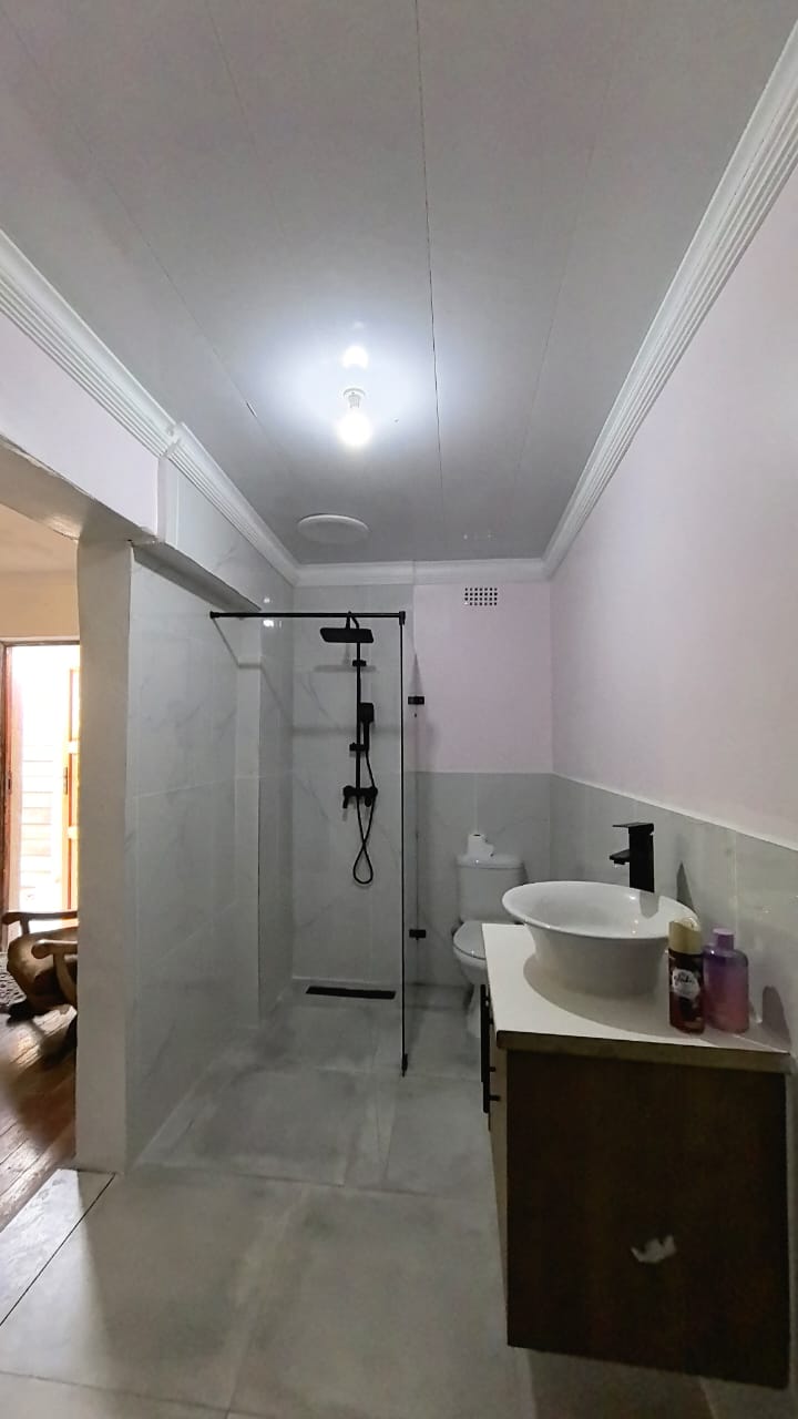 Walk-in shower & toilet