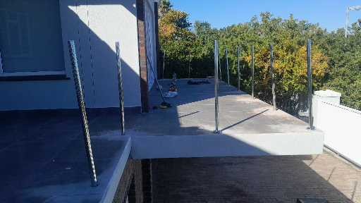Edge-mounted glass balustrade