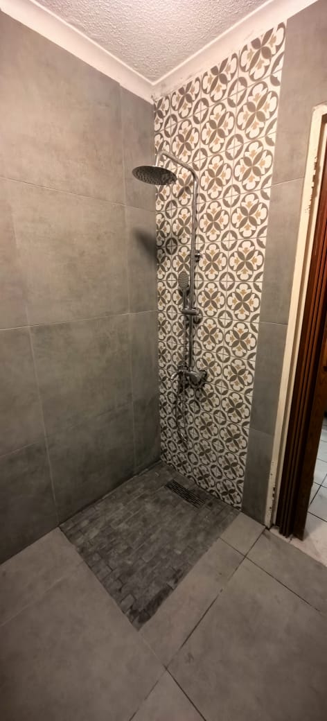 Patterned-tile feature shower