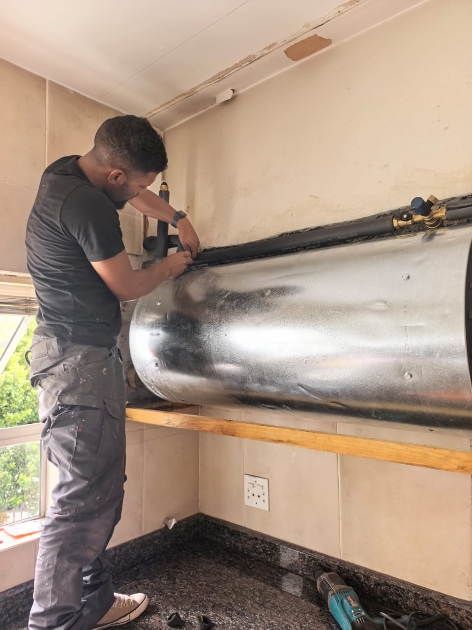 Wall-mounted geyser install